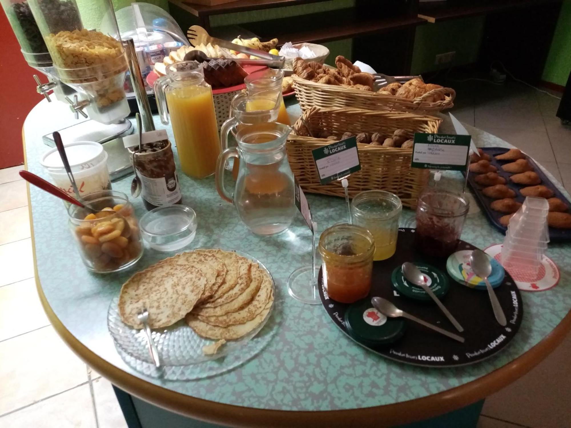 Brit Hotel St-Quentin/Nord Fayet  Ngoại thất bức ảnh
