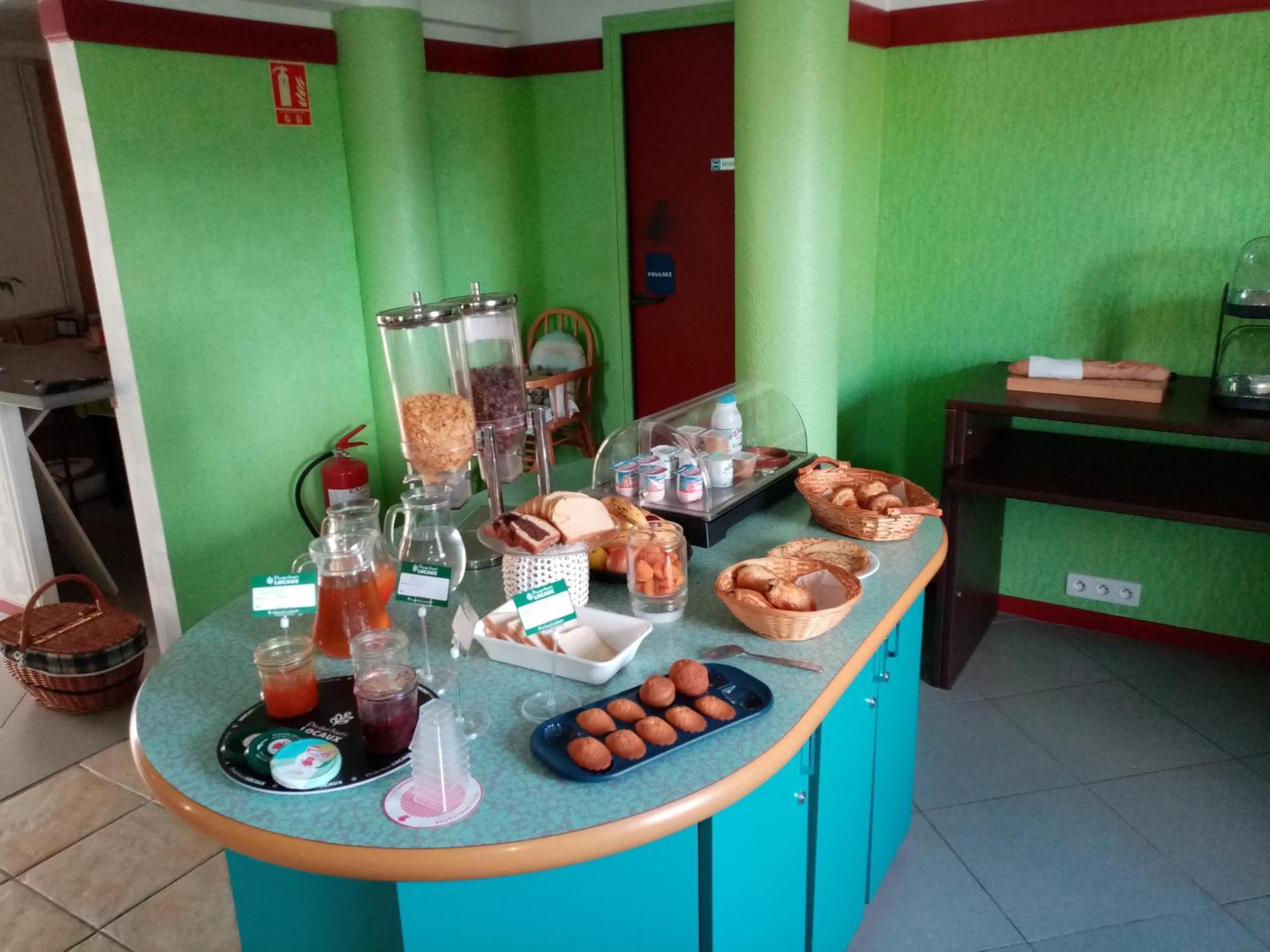 Brit Hotel St-Quentin/Nord Fayet  Ngoại thất bức ảnh