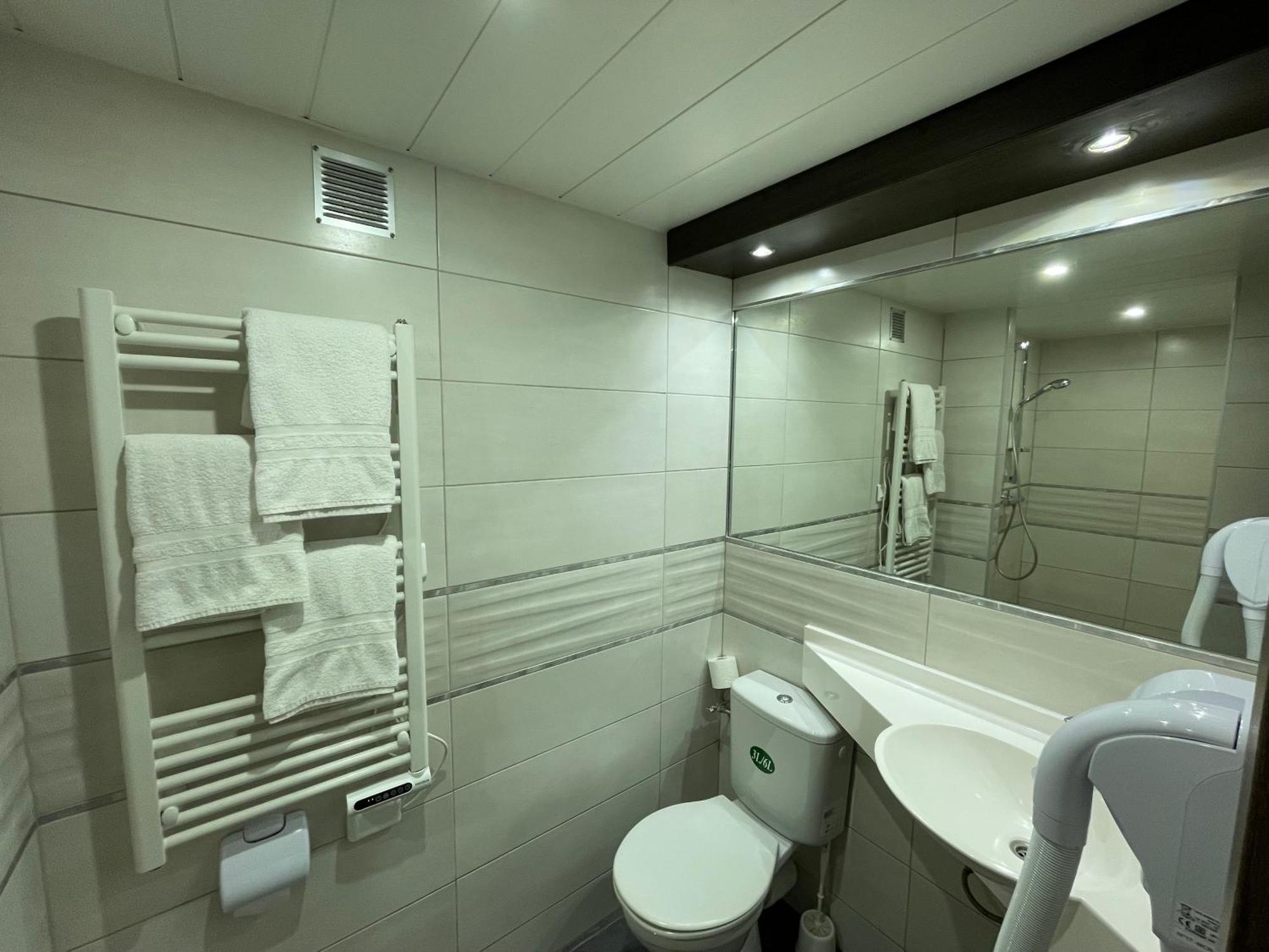 Brit Hotel St-Quentin/Nord Fayet  Ngoại thất bức ảnh