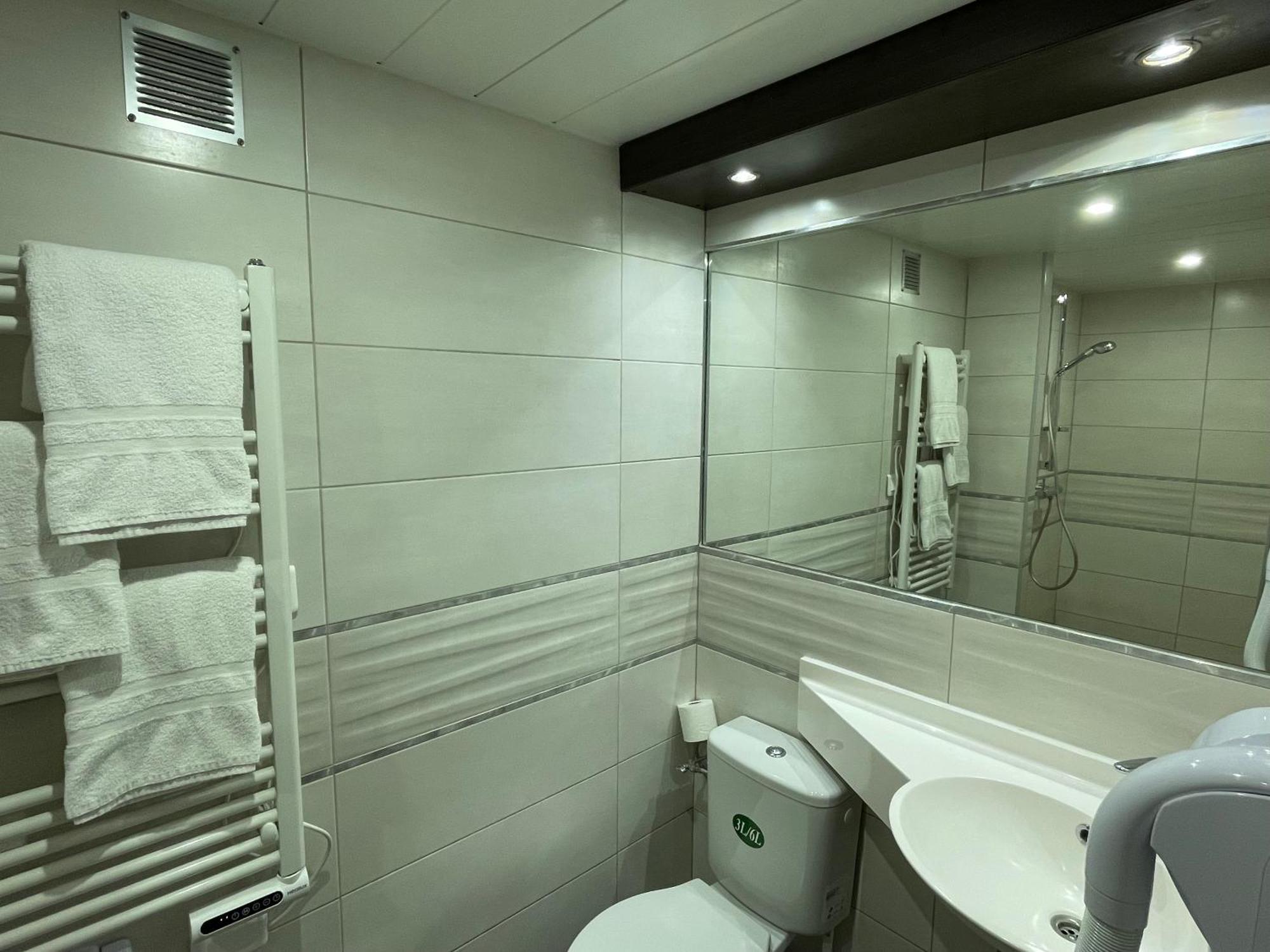 Brit Hotel St-Quentin/Nord Fayet  Ngoại thất bức ảnh