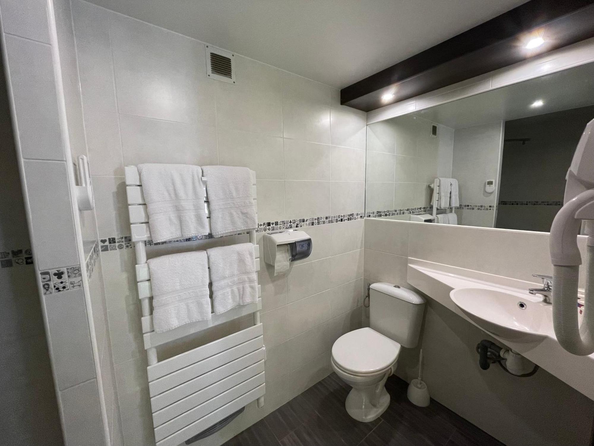 Brit Hotel St-Quentin/Nord Fayet  Ngoại thất bức ảnh