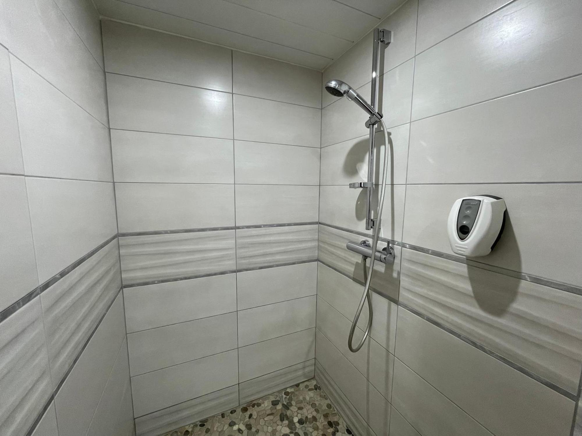 Brit Hotel St-Quentin/Nord Fayet  Ngoại thất bức ảnh