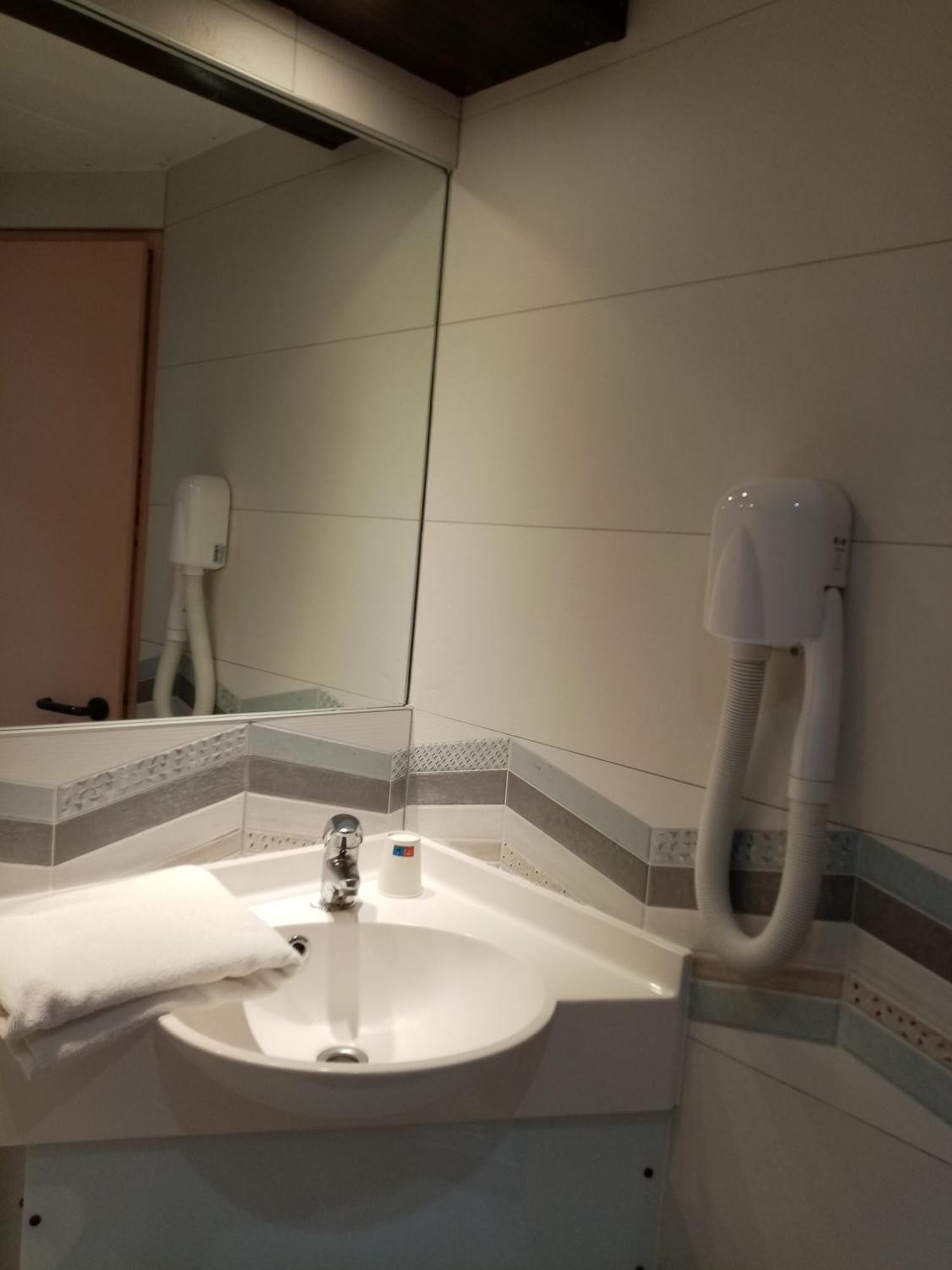 Brit Hotel St-Quentin/Nord Fayet  Ngoại thất bức ảnh